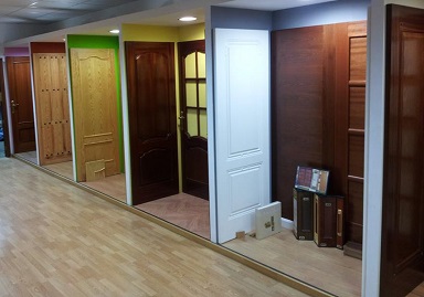 exposición de puertas de madera